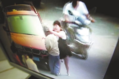 寶馬女因停車費(fèi)糾紛毆打6旬老人 事后發(fā)毒誓稱沒(méi)打人 寶馬女因停車費(fèi)糾紛毆打6旬老人 事后發(fā)毒誓稱沒(méi)打人