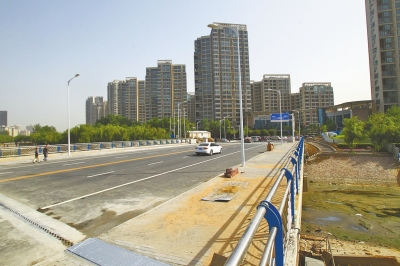 東風(fēng)渠上又一座人車(chē)兩用橋正式通車(chē)。