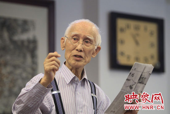 余光中現(xiàn)場(chǎng)朗誦新詩(shī)《招魂》。