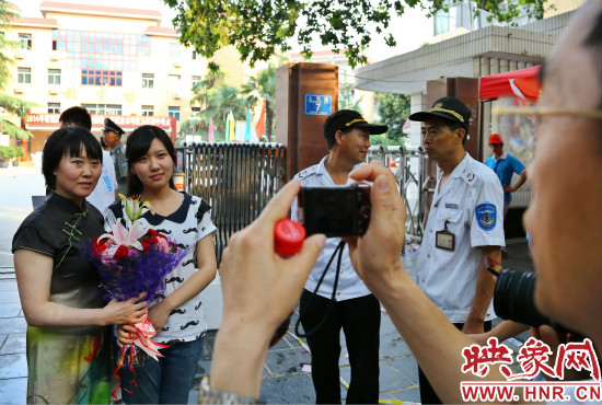 父親用手中的相機(jī)記錄下這重要的一刻。