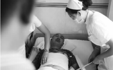 昨天，鄭州市第一人民醫(yī)院，被打傷的鄭州管城區(qū)執(zhí)法隊(duì)員唐建偉在接受治療。