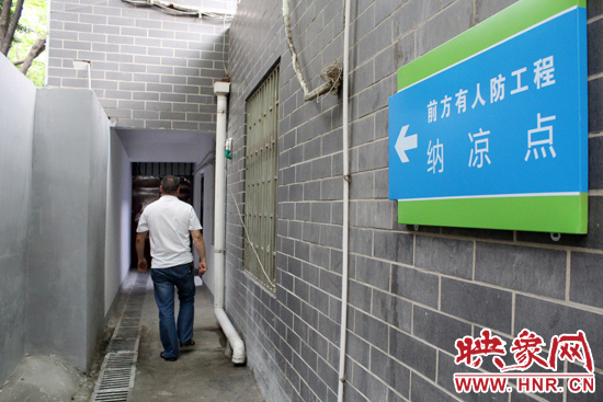 在每一處納涼點(diǎn)均有醒目標(biāo)志，市民可就近前往。