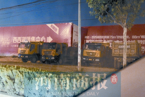 昨夜，記者發(fā)現(xiàn)一些工地外，渣土車(chē)們正在“休息”記者 鄧萬(wàn)里/攝