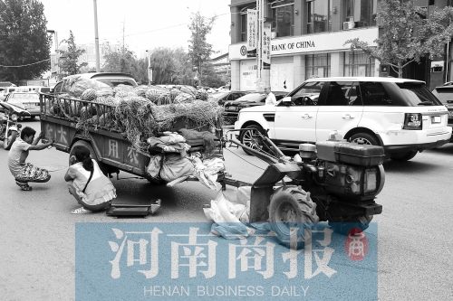 兩車相蹭后，小陳與妻子慌了神