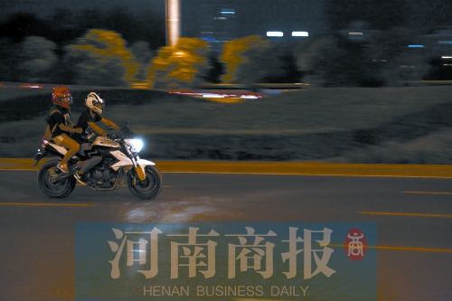 深夜，鄭東新區(qū)，不少人騎著摩托車呼嘯而過
