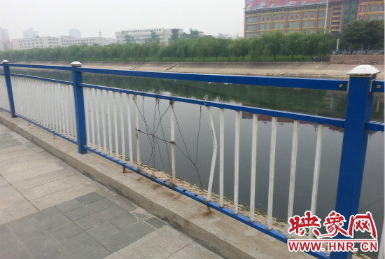 公園內(nèi)多個護欄中間的鋼筋條不翼而飛，僅僅是用幾根細細鐵絲纏住。