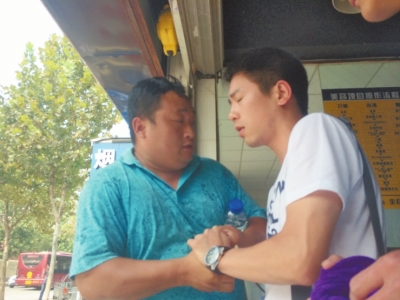 記者正查看照片，突遭藍衣男強搶手機。