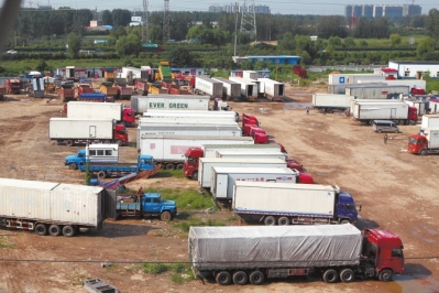 抓賭前，處警民警就藏身在這些廂式貨車內(nèi)。