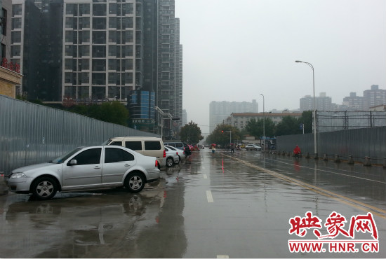 在新開通的東明路上,仍有多數(shù)私家車違規(guī)停車。