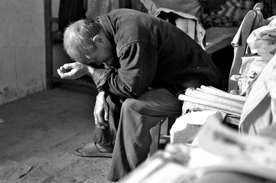 妞妞的爺爺至今仍深陷自責(zé)與悲傷之中,不能自拔。