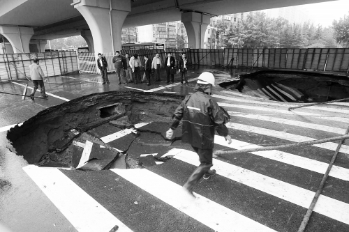 中原路西三環(huán)立交橋下由南向北原本4個(gè)車道，由于塌坑，而今3個(gè)車道被圍擋