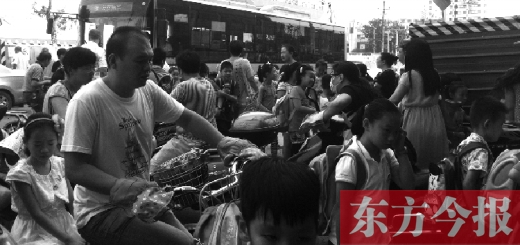 9月4日下午，文化路一小附近，大批陪讀家長(zhǎng)接孩子。