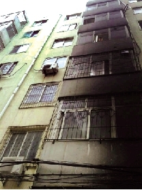 鄭州小區(qū)業(yè)主私拉充電線(xiàn)引火災(zāi) 毀4輛電動(dòng)車(chē)熏黑7層樓