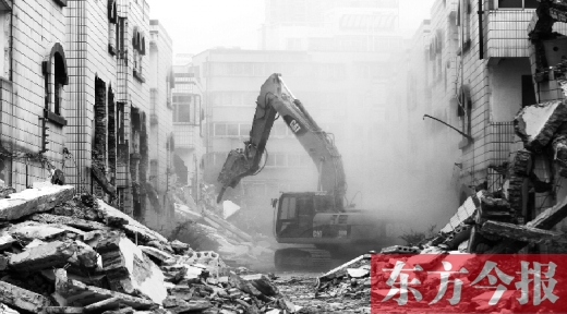 昨日，鄭州市棗莊社區(qū)拆遷現(xiàn)場(chǎng)，揚(yáng)塵漫天，附近居民叫苦不迭