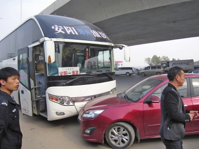 安陽牌照的大巴遭堵截 安陽牌照的大巴遭堵截