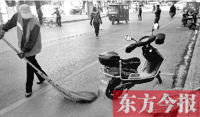 昨日，鄭州市中州大道上，穿梭于車流中上崗的環(huán)衛(wèi)工