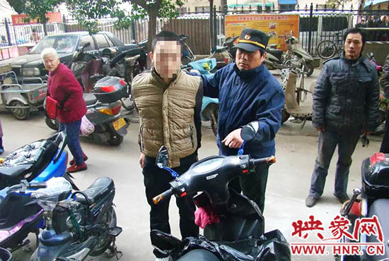 巡防隊員將盜賊控制。