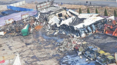 事故汽車站內(nèi),不少車輛被燒得面目全非。