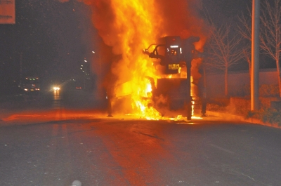 火勢異常兇猛,消防官兵都無法靠近。