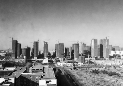 在鄭州市同一地點(diǎn)拍攝的照片，下為1月1日晴朗天氣，上為1月5日霧霾天氣。（拼接圖片）