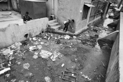 污水溝成了附近的孩子們放學(xué)后逗留的場(chǎng)所，十分令人擔(dān)憂。