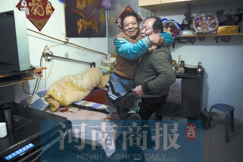 2015年1月15日，老鄰居抱起180斤重的高新海去坐三輪車，準(zhǔn)備出去轉(zhuǎn)轉(zhuǎn)