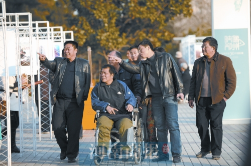 2009年9月15日，老鄰居們陪高新海游綠城廣場 井勇/供圖