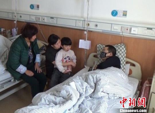 　一家4口在病房里團聚過年。