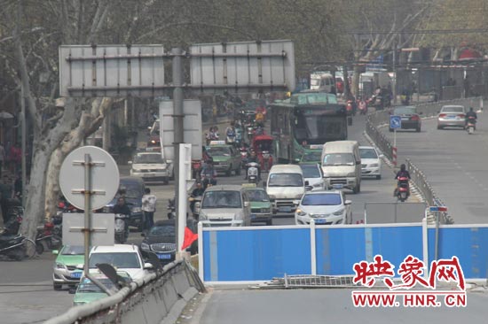 南陽(yáng)路北向南方向擁堵嚴(yán)重。