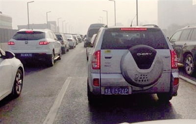 早高峰隴海高架橋從秦嶺路開始，一直向東都已經(jīng)堵成停車場了。 直播369 圖