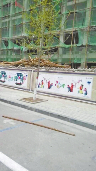 事發(fā)現(xiàn)場，奪命的鋼管還在地上。