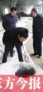 出事后，窨井僅被蓋上了一層布