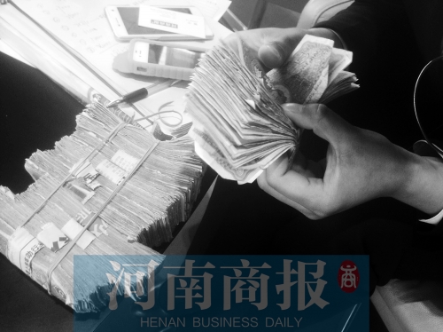 一名店員點(diǎn)了快一個(gè)小時(shí)，只點(diǎn)了一小部分零錢