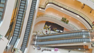 記者趕到現(xiàn)場時看到，墜樓女子面部朝下，上身穿粉紅色長袖上衣，下身穿黑色長褲，腳上沒有鞋。