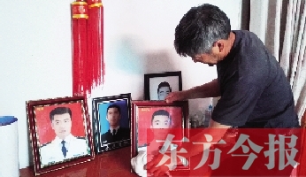 沉浸在悲痛之中的魯有海，擦拭著孩子的遺照