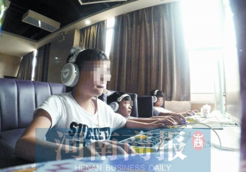 這家名為優(yōu)客體育競技俱樂部的店內，有許多未成年人在上網(wǎng)玩游戲