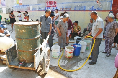 安陽(yáng)一供水管爆裂屢修不成 村民連洗腳水都舍不得倒 安陽(yáng)一供水管爆裂屢修不成 村民連洗腳水都舍不得倒