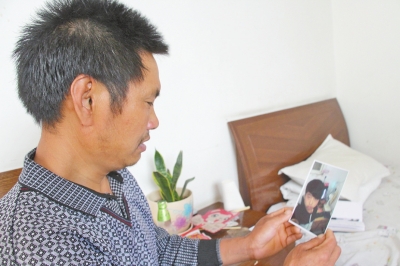 46歲的山村農(nóng)民祁振崗在失去兒子的同時(shí)，又陷入了“沒錢帶兒子回家”的揪心之痛中。