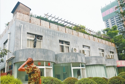 一樓是公廁，綠化后的樓頂開了個露天燒烤攤