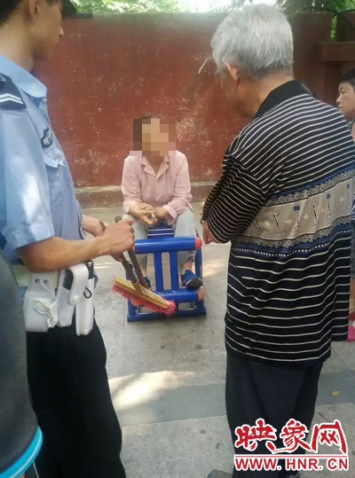 老太當時坐在健身器材上做仰臥起坐，說環(huán)衛(wèi)工人影響她鍛煉身體了，便開始謾罵環(huán)衛(wèi)工人。