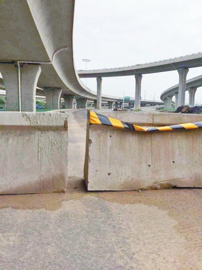  京廣快速路北延地面道路北三環(huán)入口處，一排石墩擋道，不讓入內(nèi)。