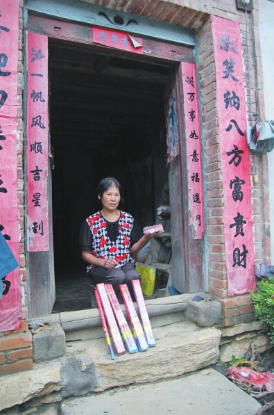 村民楊女士買來(lái)閃光雷、爆竹防衛(wèi)