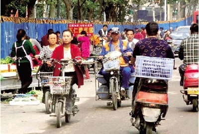 不到百米路上70多個(gè)小販占道叫賣 不到百米路上70多個(gè)小販占道叫賣