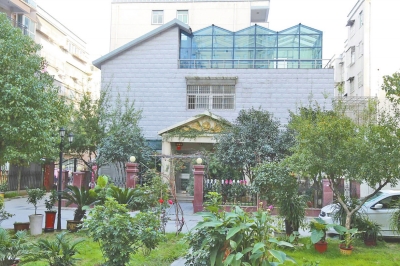 石二群在駐馬店市區(qū)樂(lè)龍小區(qū)的一處別墅 石二群在駐馬店市區(qū)樂(lè)龍小區(qū)的一處別墅