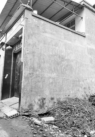 李曉陽(yáng)跳下來(lái)的位置位于家里的二樓平臺(tái)上，距離地面五六米高。