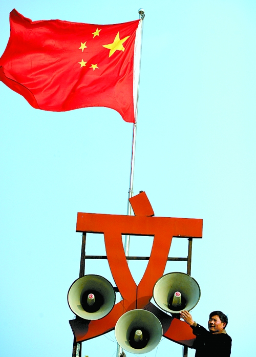 11月15日，新蔡縣磚店鎮(zhèn)黨員劉新峰在村口架起三個(gè)大喇叭，向群眾及時(shí)宣傳十八大精神。