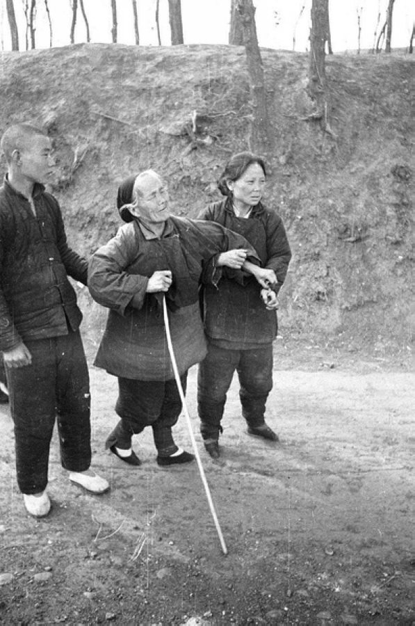 災(zāi)民，看到左側(cè)年輕人的白鞋，應(yīng)該是剛死去親人