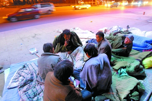 寒風里，他們以打牌來打發(fā)枯燥的生活。