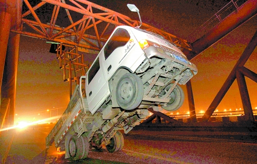 　車上升降機(jī)的工作臺被卡，車身前部高高翹起。