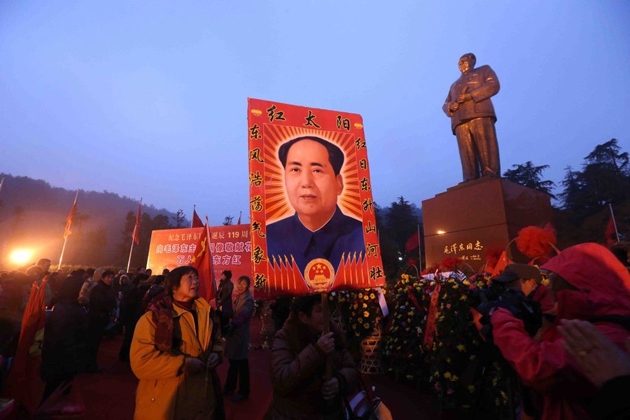 各地舉行毛澤東誕辰119周年紀(jì)念活動(dòng) 各地舉行毛澤東誕辰119周年紀(jì)念活動(dòng)